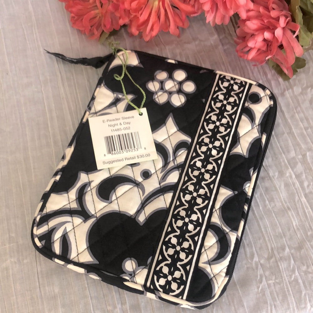 VERA BRADLEY E-Reader Sleeve Night & Day black white paisley NWT & makeup case - Picture 2 of 16